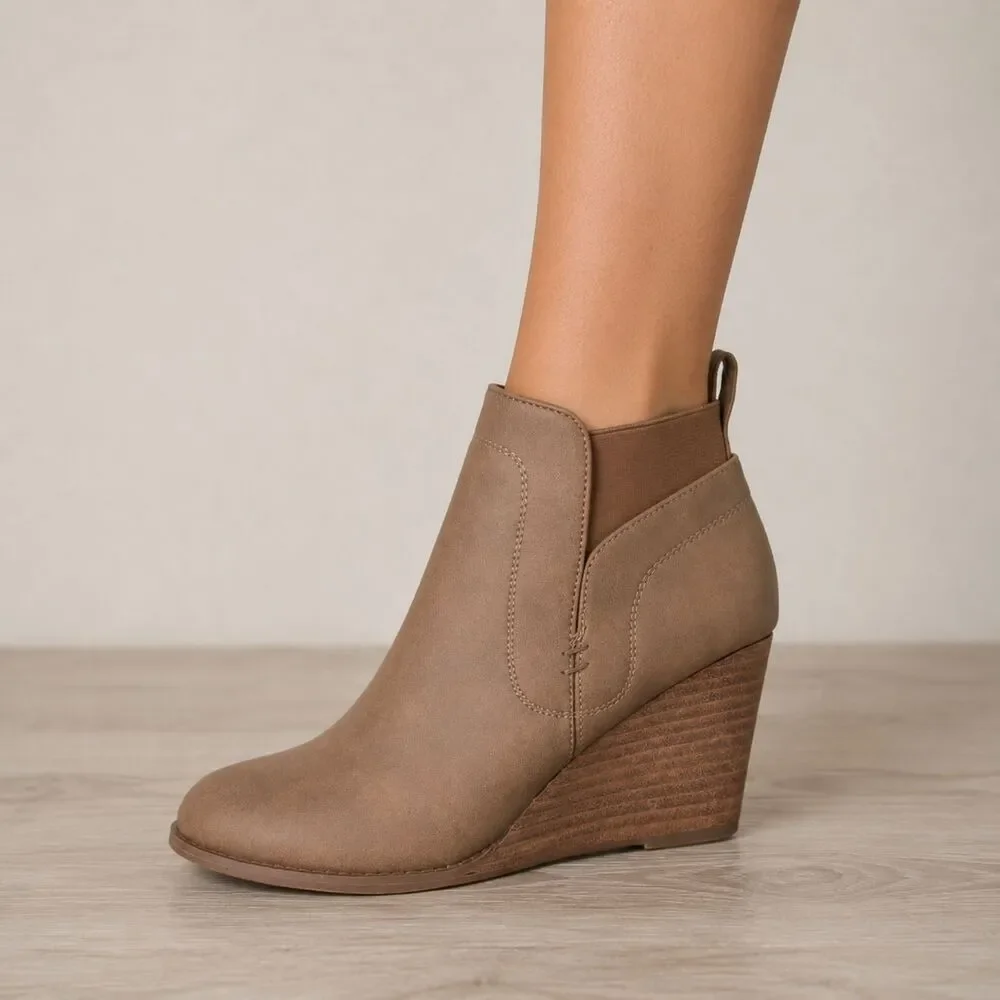 Dolce Vita Women's Size 8 Taupe Wedge Ankle Booties Stacked Heel Slip On Boots